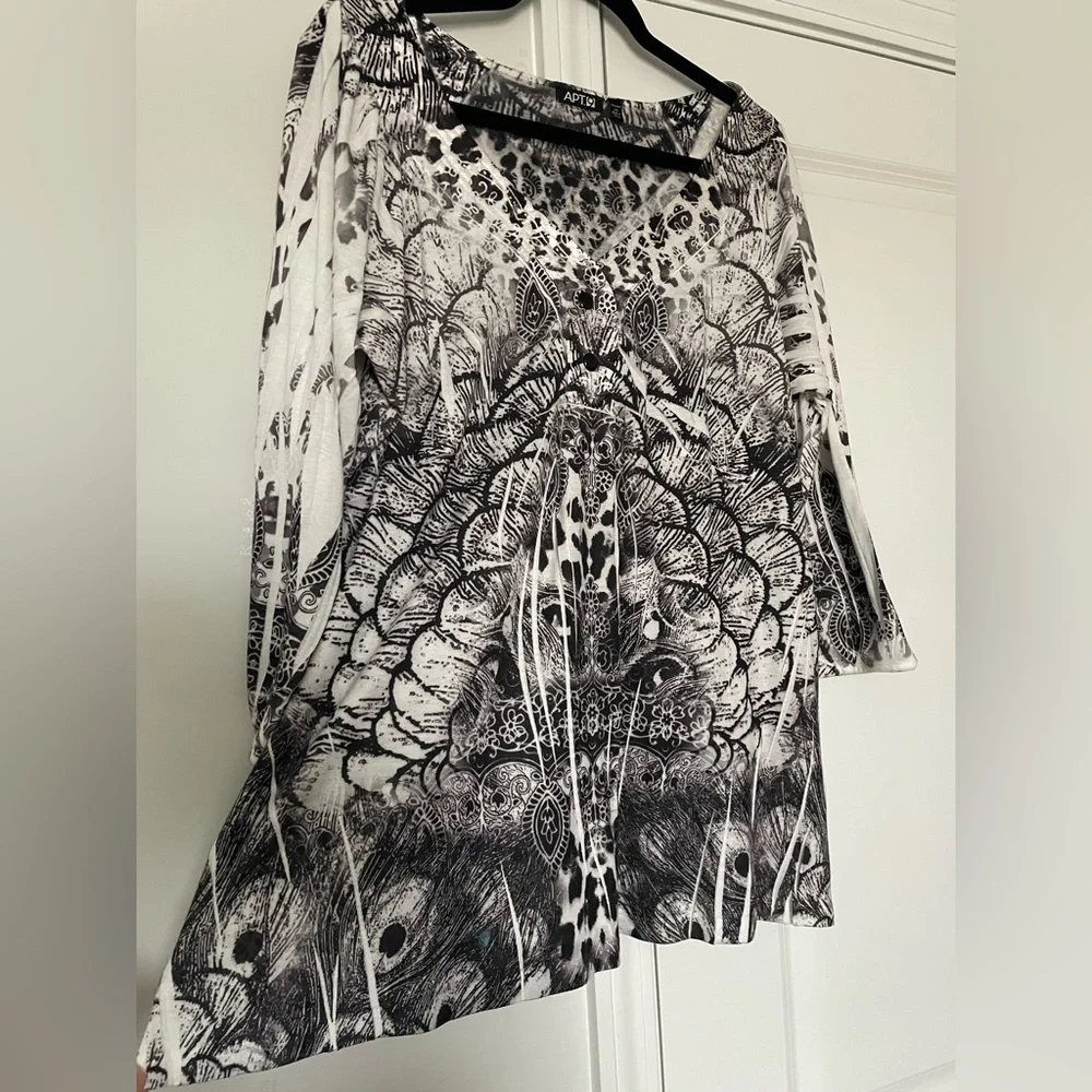 Apt 9 Womens Top 2X Peacock Print 3/4 Sleeve Artsy V Neck Black and White Casual - Picture 2 of 16